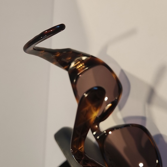 Chanel Tortoise Shell Gold CC Sunglasses w/Chanel Case - Picture 16 of 16